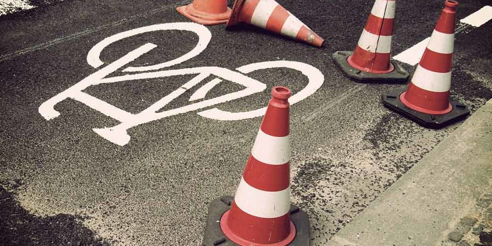 Aufgemalter Radweg mit Warnhüttchen