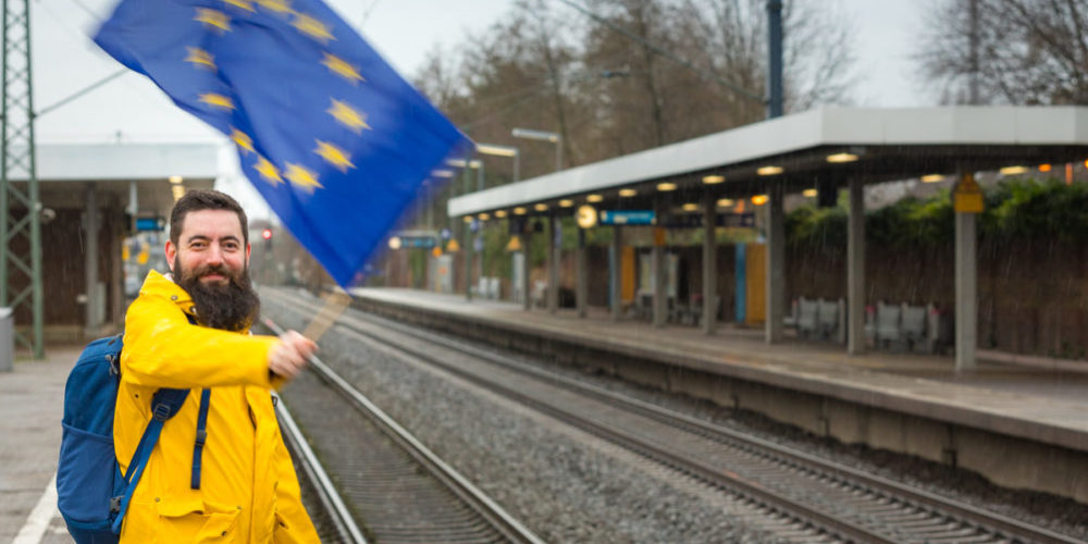 Ingo Wagner mit wehender Europafahne