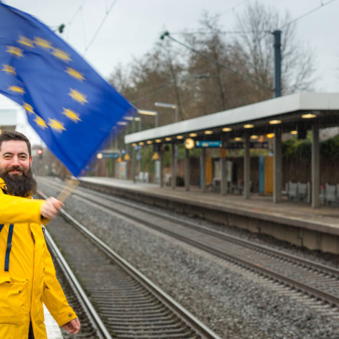 Ingo Wagner mit wehender Europafahne Ingo Wagner mit wehender Europafahne