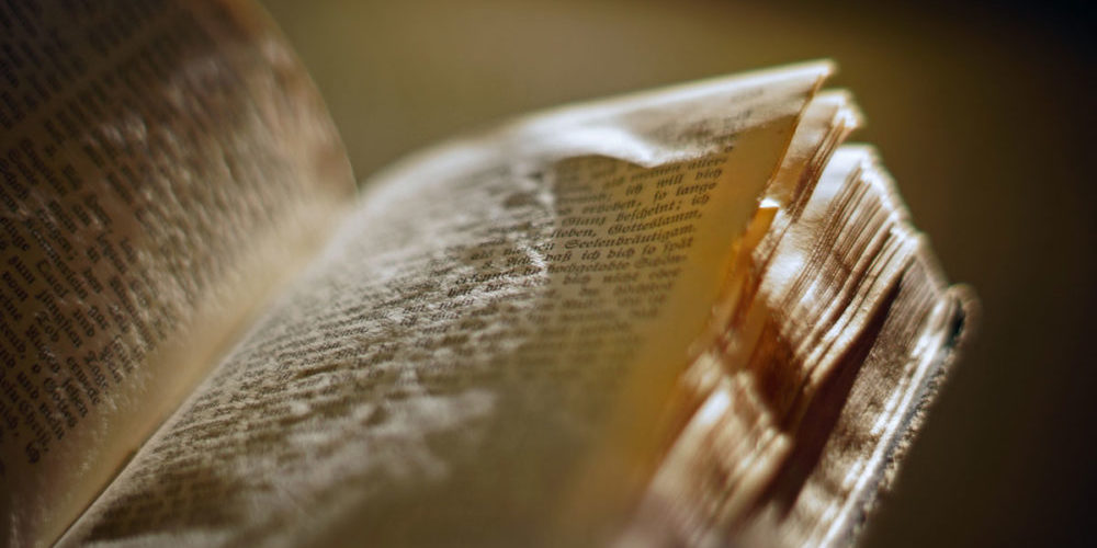 Altes Buch mit zerknitterten Seiten Altes Buch mit zerknitterten Seiten