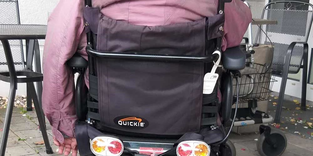 Frau im Rollstuhl