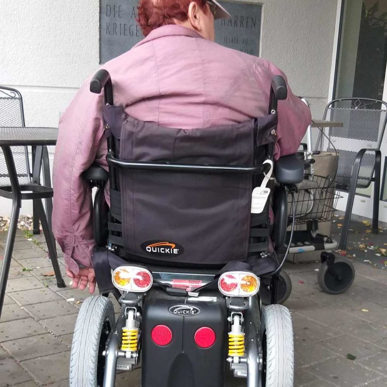 Frau im Rollstuhl Frau im Rollstuhl