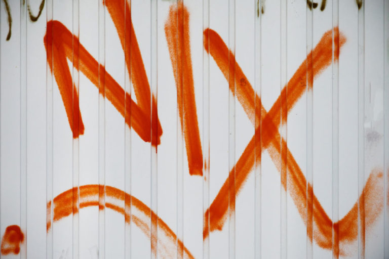 Grafiti an einem Garagentor