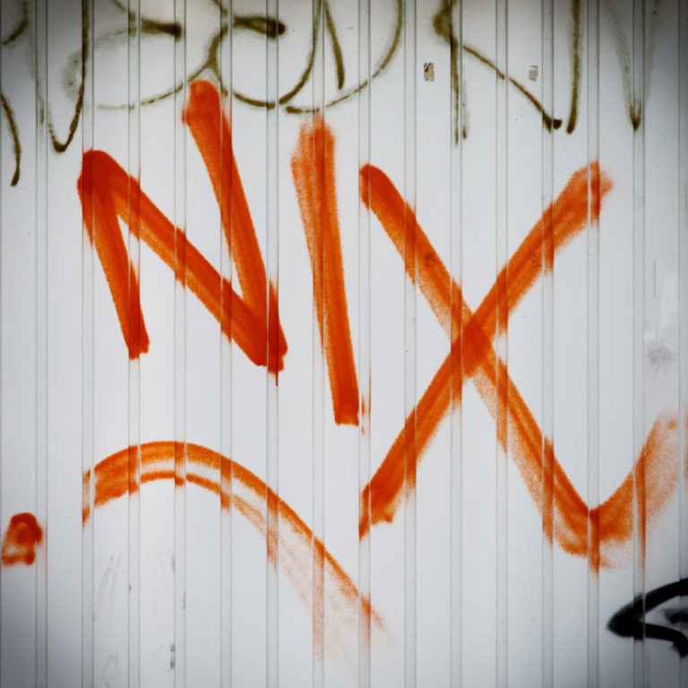 Grafiti an einem Garagentor Grafiti an einem Garagentor