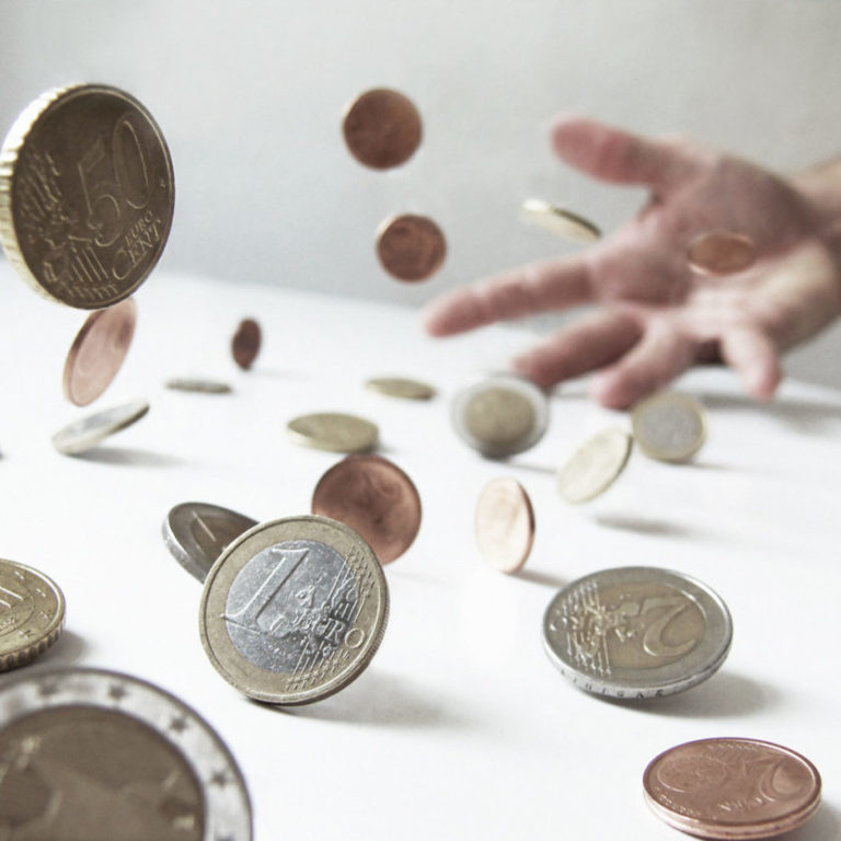 Münzen fallen auf einen Tisch Münzen fallen auf einen Tisch