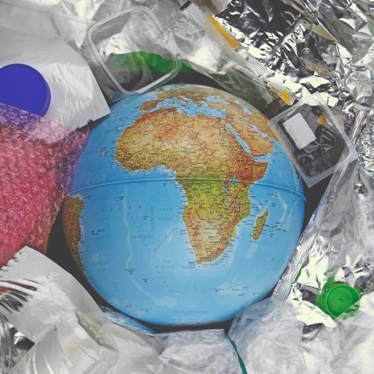 Welt versinkt in Plastik / Bildnachweis: PolaRocket / photocase.de