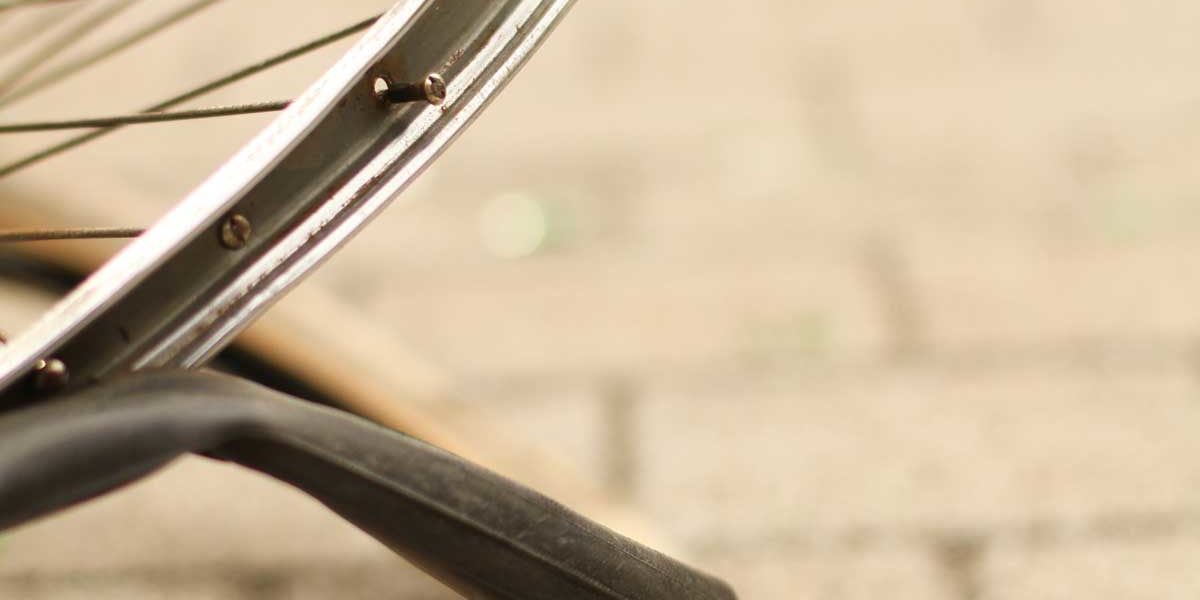 Kaputter-Fahrradreifen Kaputter Fahrradreifen /Bildnachweis: bit.it / photocase.de