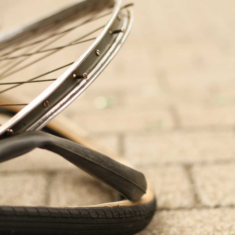 Kaputter Fahrradreifen /Bildnachweis: bit.it / photocase.de