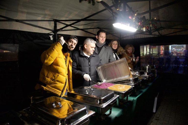 Alles ist bereit für die Essensausgabe