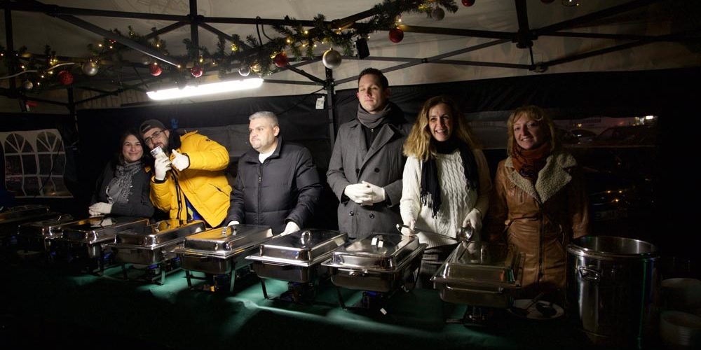 Der Vorstand bei der Essensausgabe