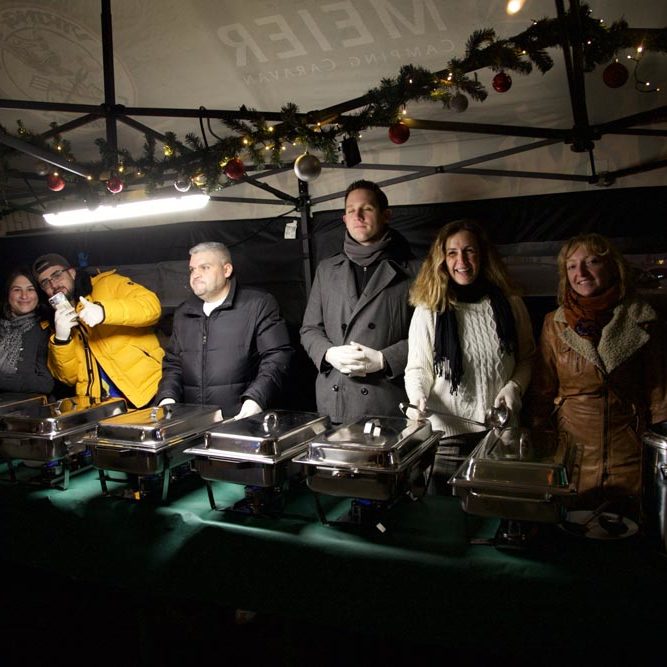 Der Vorstand bei der Essensausgabe Der Vorstand bei der Essensausgabe