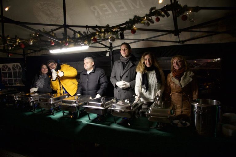 Der Vorstand bei der Essensausgabe