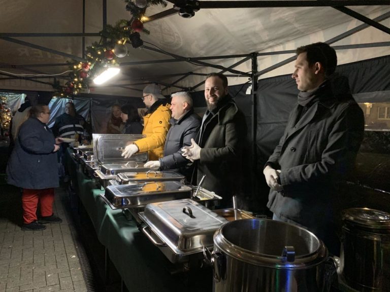 Die ersten kommen zur Essensausgabe