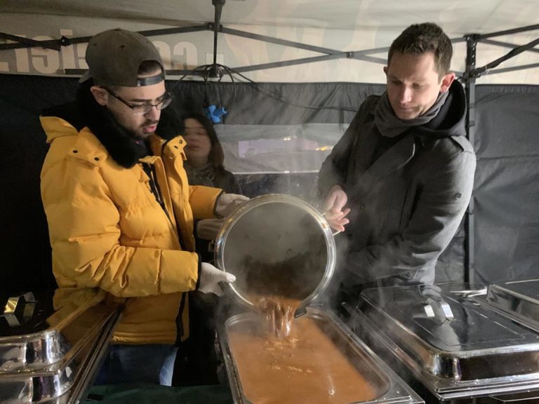 Die Gulaschsuppe wird umgefüllt