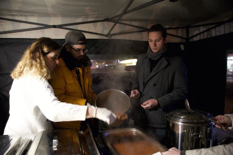 Ein weiterer Topf mit Gulasch wird umgefüllt