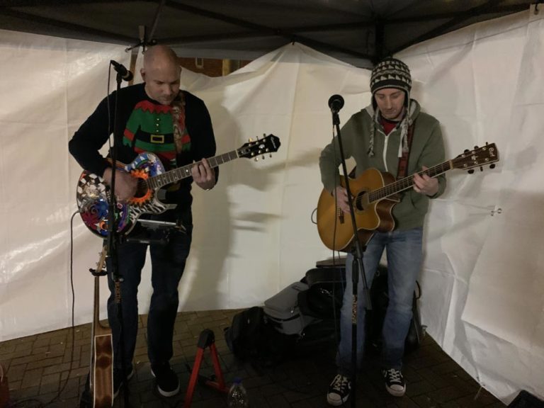 Musikalische Unterhaltung im Zelt