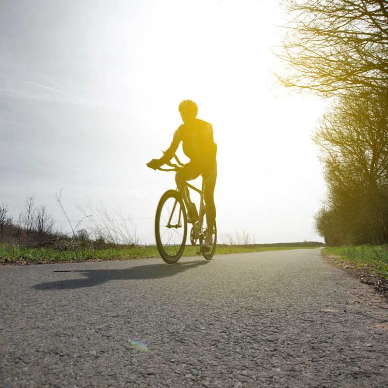 Radfahrer-auf-Radweg Radfahrer / Bildnachweis: kallejipp / photocase.de