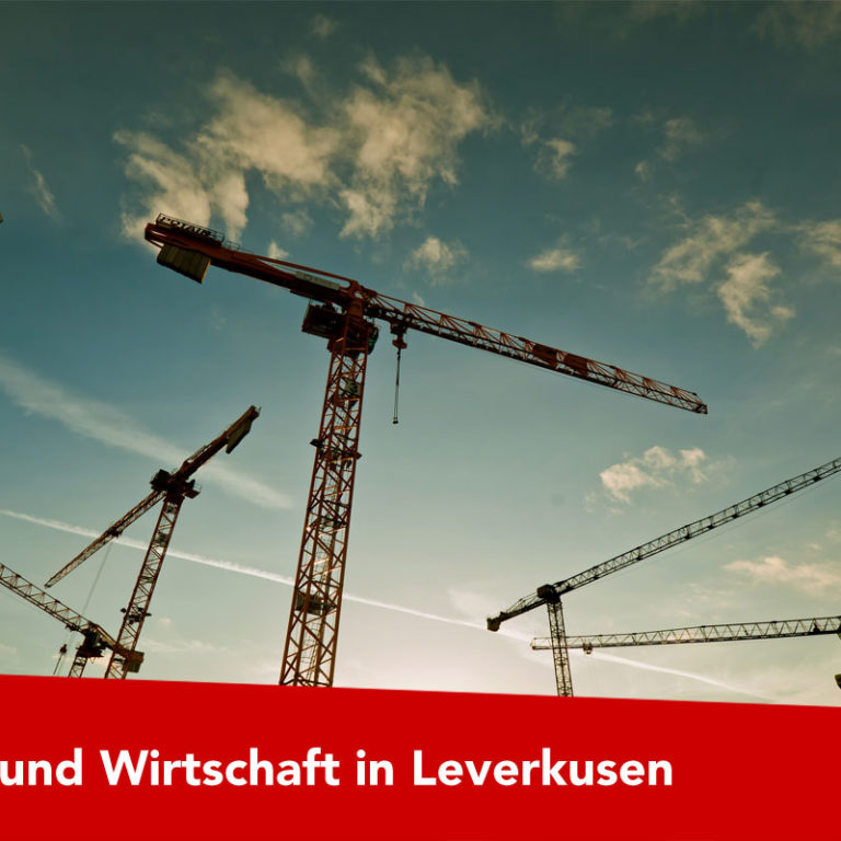 Baukräne im Sonnenuntergang Baukräne im Sonnenuntergang