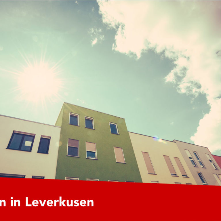 Blick auf einen Wohnblock von unten in den Himmel Blick auf einen Wohnblock von unten in den Himmel