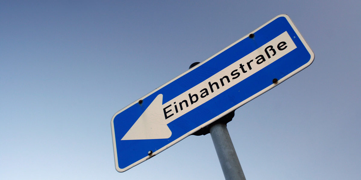 Einbahnstraßenschild / Bildnachweis: AndreasF. / photocase.de