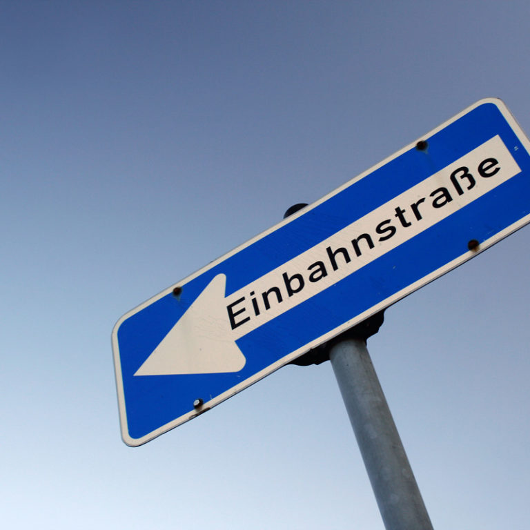 Einbahnstraßenschild / Bildnachweis: AndreasF. / photocase.de