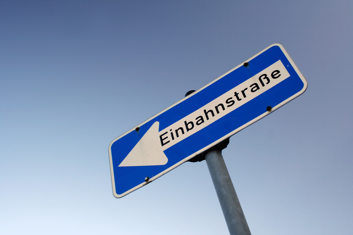 Einbahnstraßenschild / Bildnachweis: AndreasF. / photocase.de