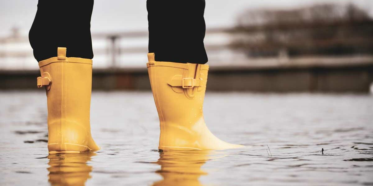 In Gummistiefeln auf der überfluteten Promenade / Bildnachweis: hoffi99 / photocase.de