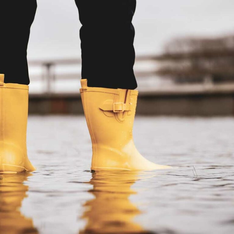 Gummistiefel-im-Wasser In Gummistiefeln auf der überfluteten Promenade / Bildnachweis: hoffi99 / photocase.de