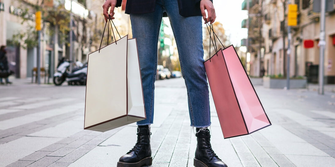 Frau-mit-Einkäufen Frau mit Einkaufen / Bildnachweis: Addictive Stock / photocase.de