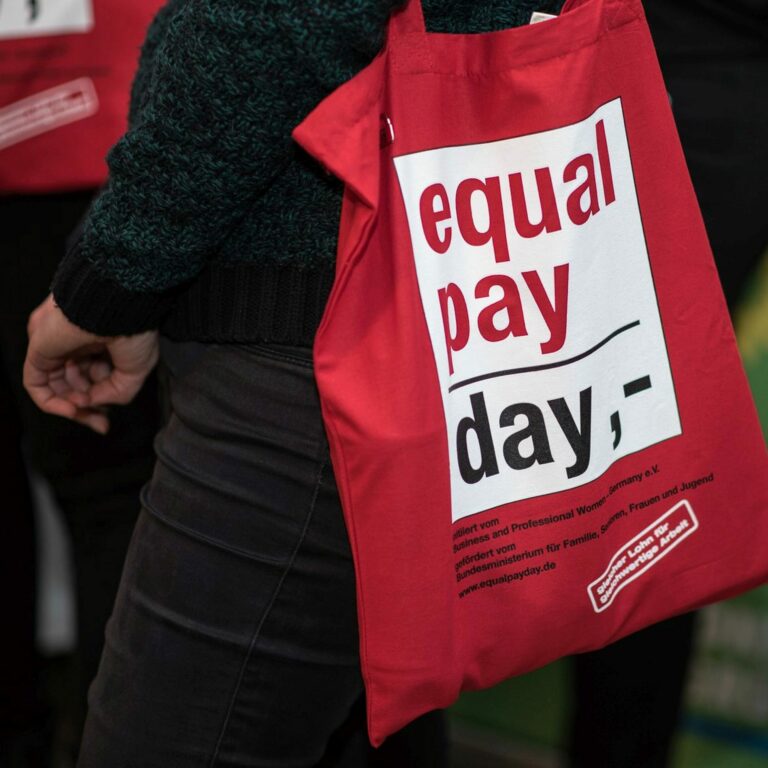 Pressefoto_BPW_Germany_EPD-Tasche-scaled Equal Pay Day / Foto: BPW Germany e.V.