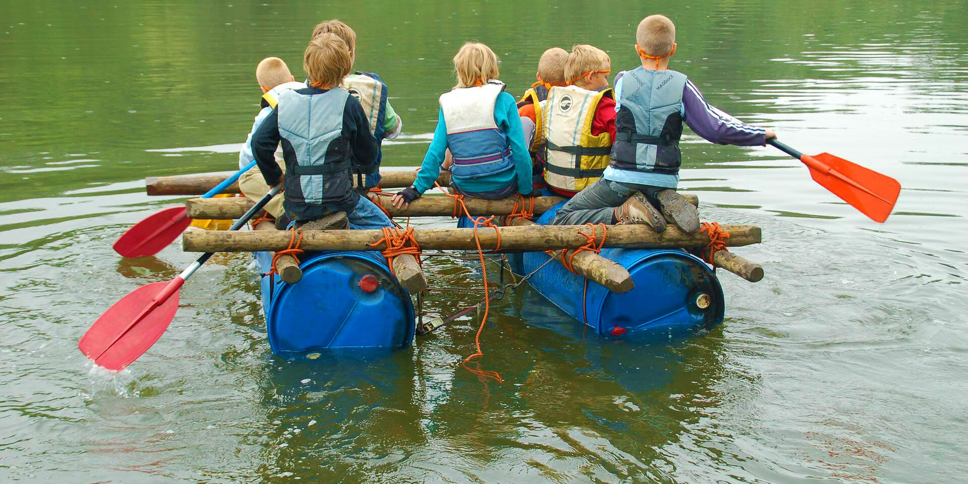 Kinder auf einem Floß / Bild von MarjanNo auf Pixabay