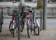 Abgestellte Räder am Fahrradständer / Bildnachweis: xenias / photocase.de