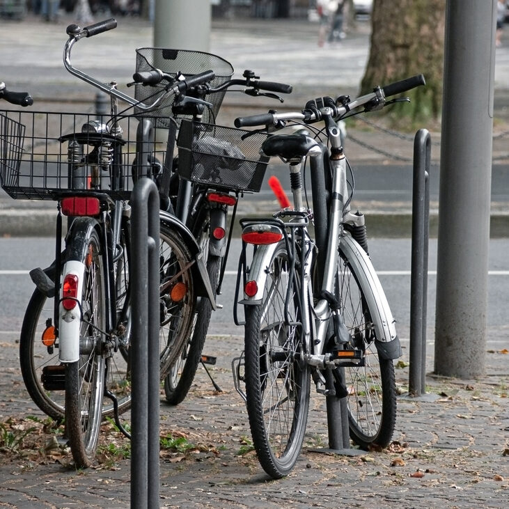 Fahrradständer Abgestellte Räder am Fahrradständer / Bildnachweis: xenias / photocase.de
