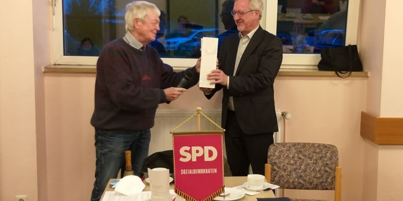 Klinikum – 60plus 1 Dr. Hans Klose dankt Herrn Zimmermann im Namen der Arbeitsgemeinschaft 60+ für einen informativen Nachmittag