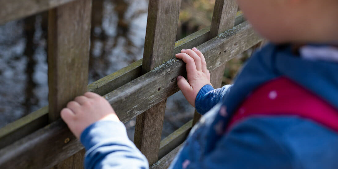 Kind hält sich an Geländer fest / Bildnachweis: macroart / photocase.de
