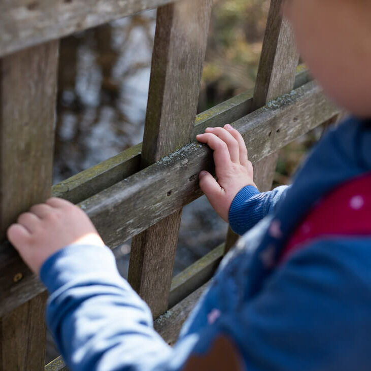 Kind hält sich an Geländer fest Kind hält sich an Geländer fest / Bildnachweis: macroart / photocase.de