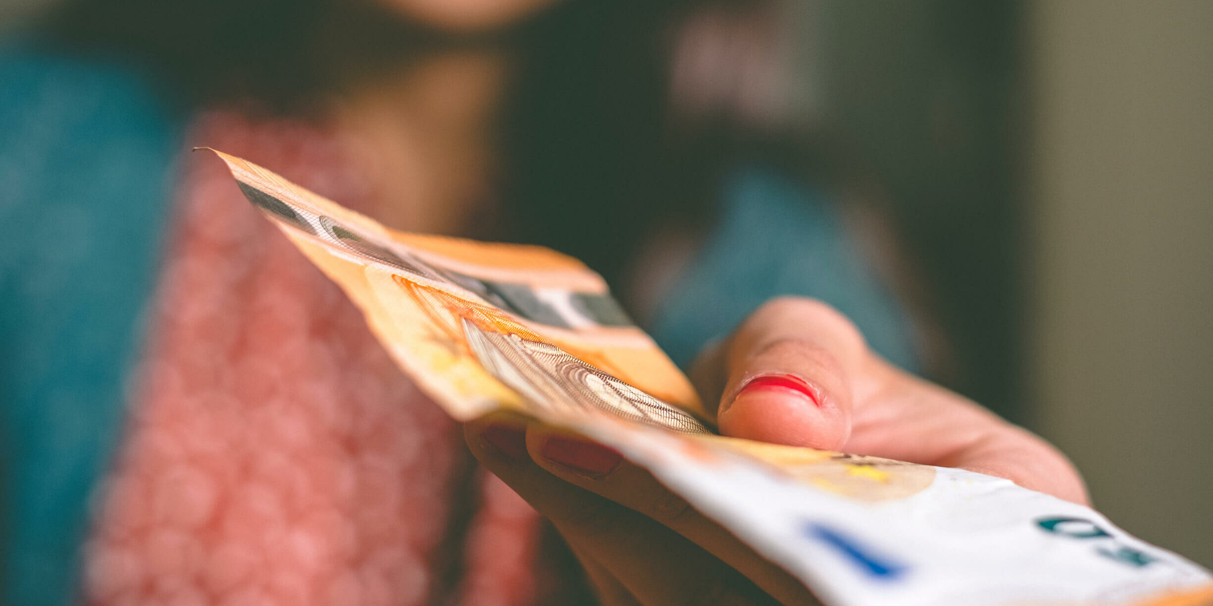 Frau mit Geldschein / Bildnachweis: Eliza / photocase.de