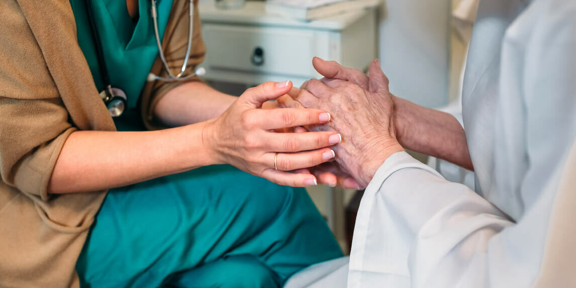 Arzt, der ältere Patienten ermutigt. / Bildnachweis: davidpereiras / photocase.de