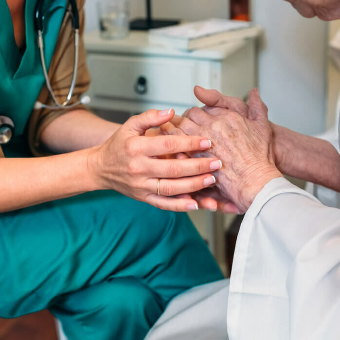 Arzt, der ältere Patienten ermutigt. / Bildnachweis: davidpereiras / photocase.de