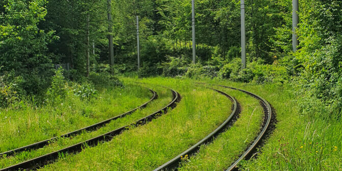 Bahnschinen im Grünen Bahnschienen eingebettet im satten grünen Gras und Wald / Bildnachweis: Kleeblatt / photocase.de